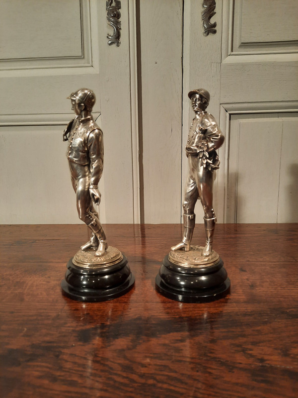 Due sculture in bronzo argentato raffiguranti fantini. Firmate Lalouette.