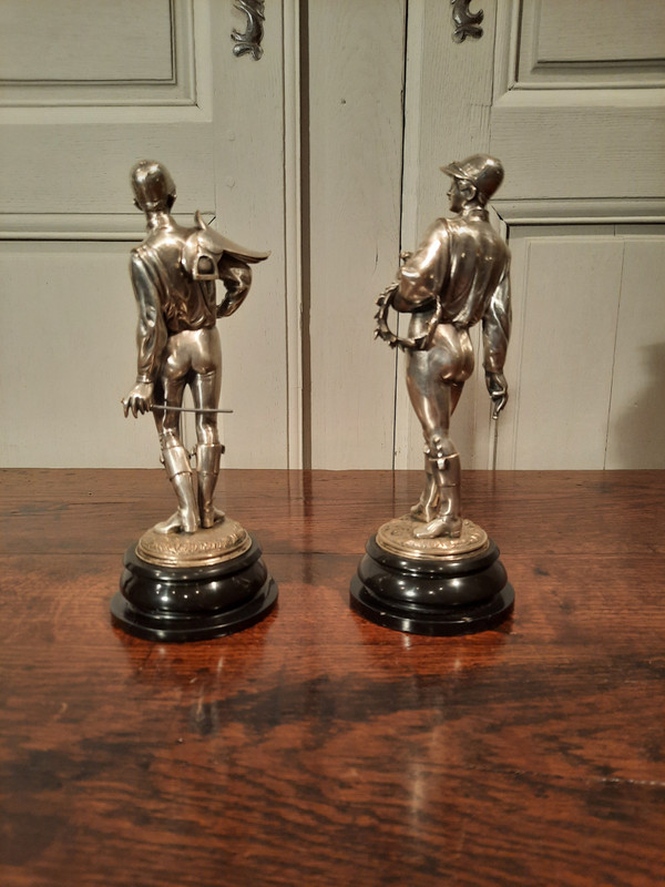 Due sculture in bronzo argentato raffiguranti fantini. Firmate Lalouette.