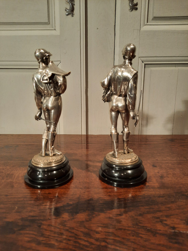 Due sculture in bronzo argentato raffiguranti fantini. Firmate Lalouette.