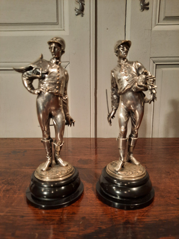 Due sculture in bronzo argentato raffiguranti fantini. Firmate Lalouette.