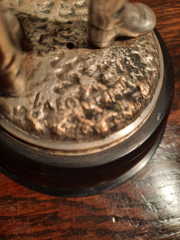 Due sculture in bronzo argentato raffiguranti fantini. Firmate Lalouette.