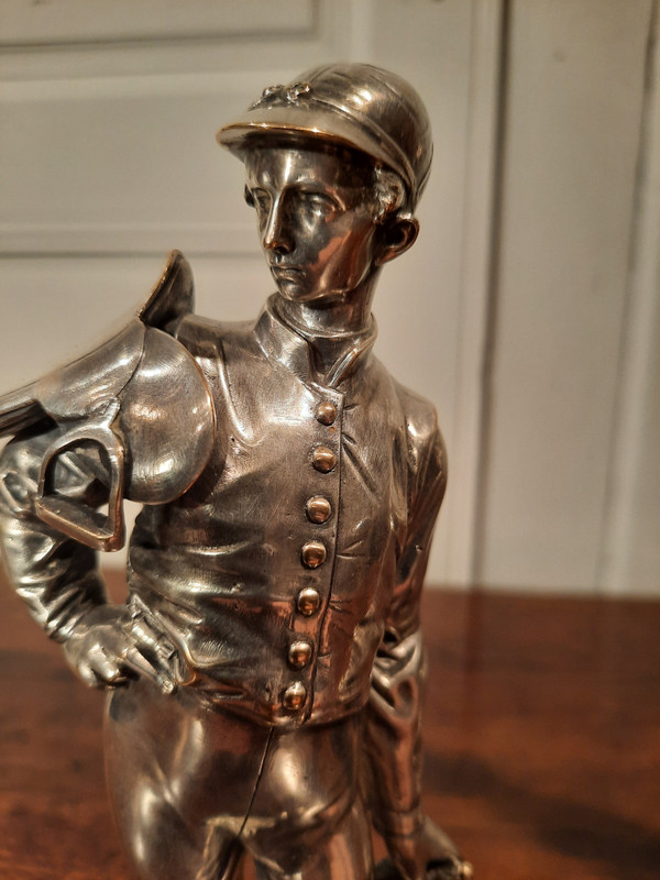 Due sculture in bronzo argentato raffiguranti fantini. Firmate Lalouette.
