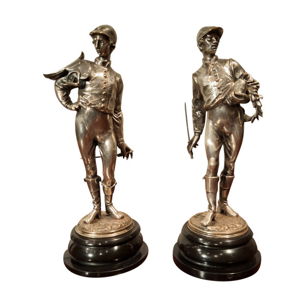 Due sculture in bronzo argentato raffiguranti fantini. Firmate Lalouette.