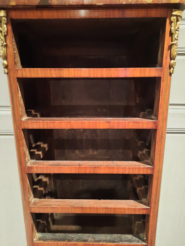 Chiffoniere in stile Luigi XVI in intarsio del XIX secolo.