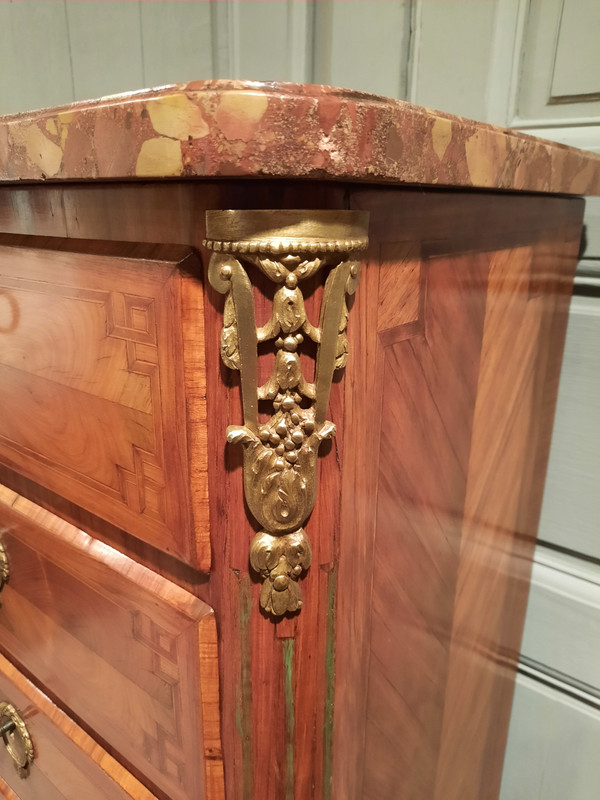Chiffoniere in stile Luigi XVI in intarsio del XIX secolo.