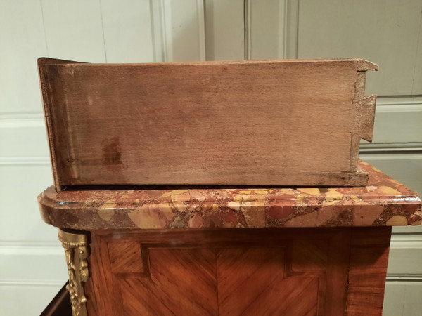 Chiffoniere in stile Luigi XVI in intarsio del XIX secolo.