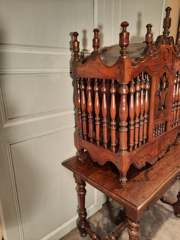Credenza provenzale in noce modellata e intagliata del XVIII secolo.