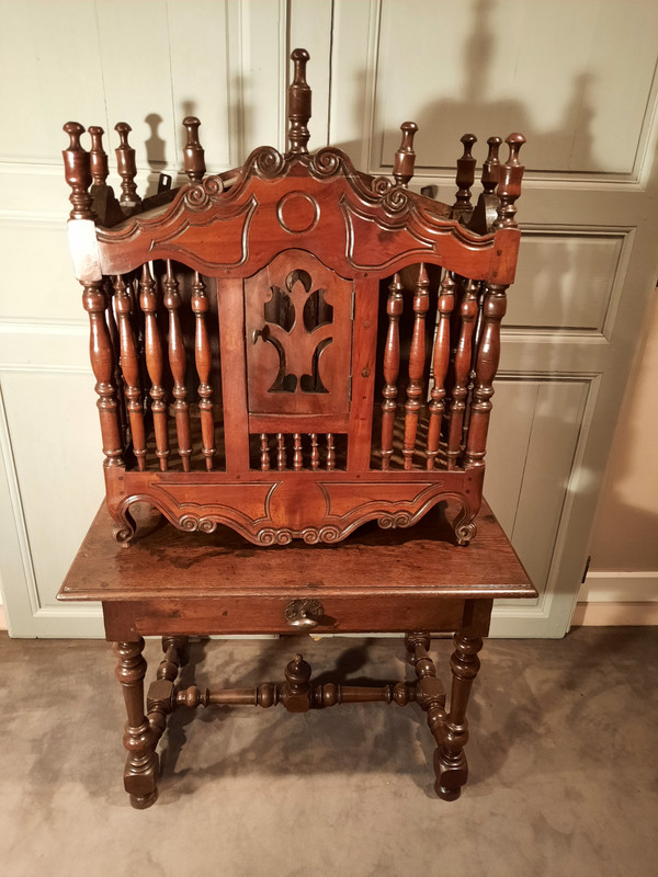 Credenza provenzale in noce modellata e intagliata del XVIII secolo.