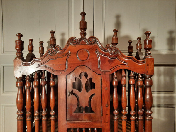 Credenza provenzale in noce modellata e intagliata del XVIII secolo.