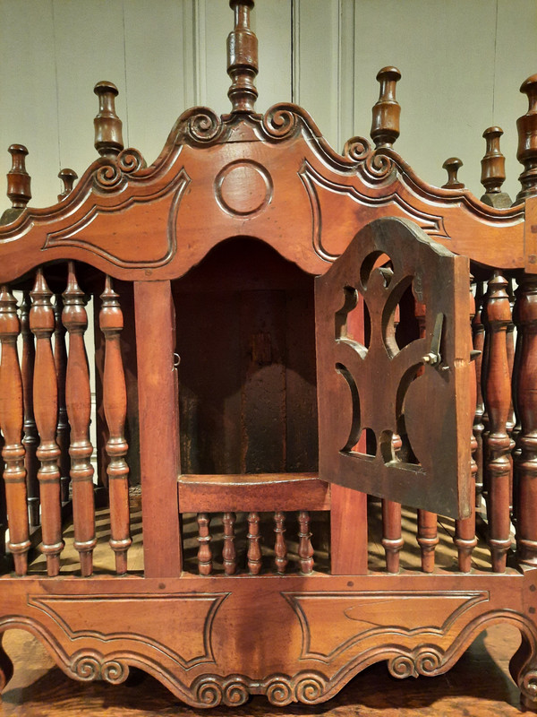 Credenza provenzale in noce modellata e intagliata del XVIII secolo.
