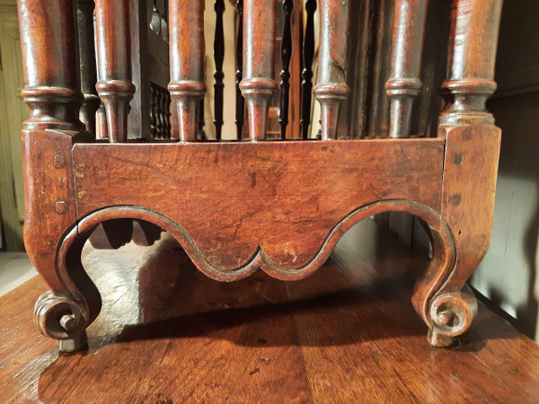 Credenza provenzale in noce modellata e intagliata del XVIII secolo.