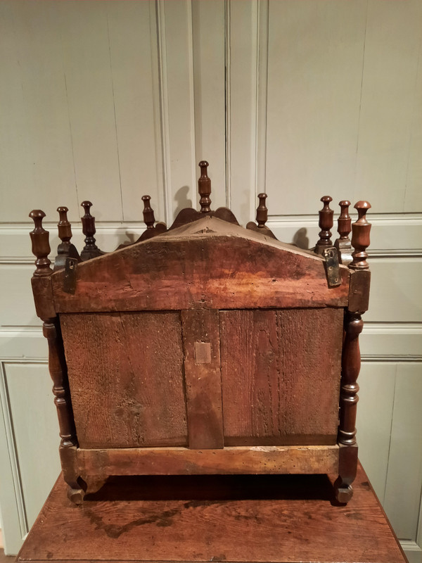 Credenza provenzale in noce modellata e intagliata del XVIII secolo.