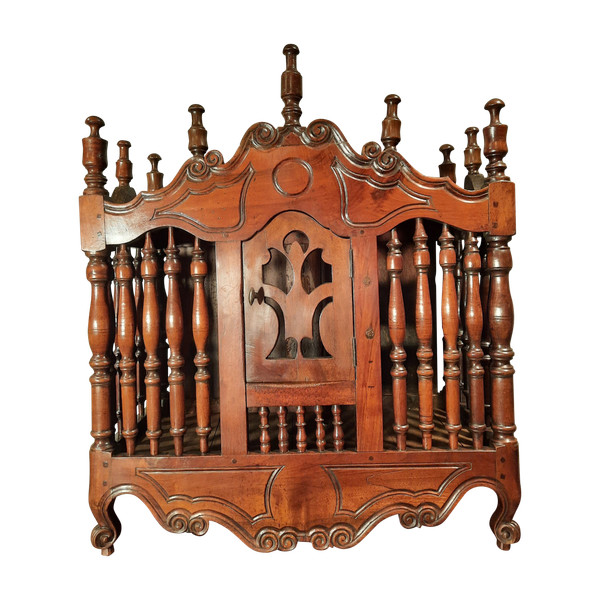 Credenza provenzale in noce modellata e intagliata del XVIII secolo.