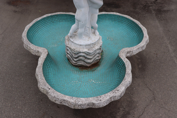 Fontaine De Jardin Néoclassique Avec Statue