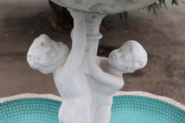 Fontaine De Jardin Néoclassique Avec Statue