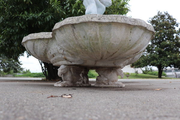 Fontaine De Jardin Néoclassique Avec Statue