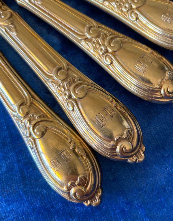12 dessert knives.