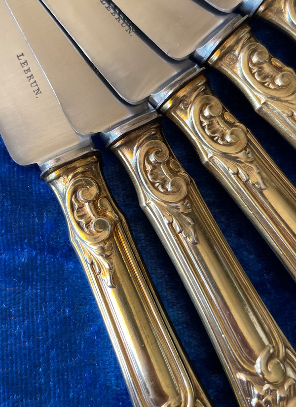 12 dessert knives.