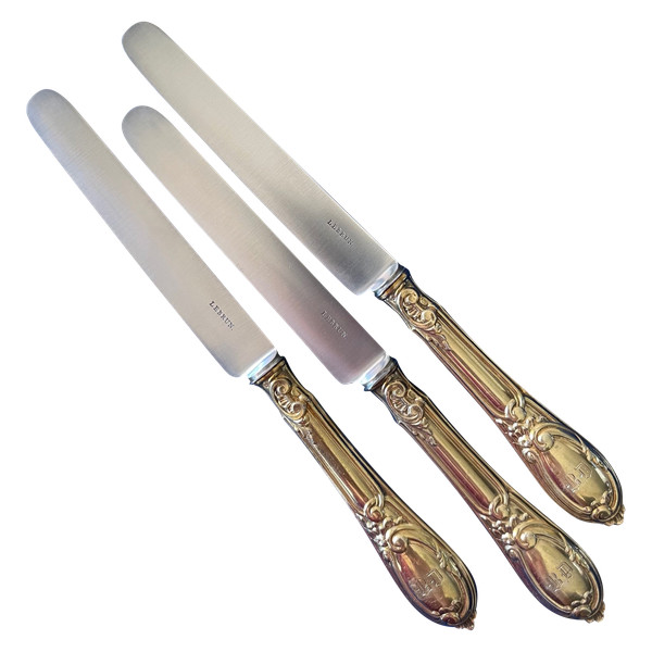 12 dessert knives.