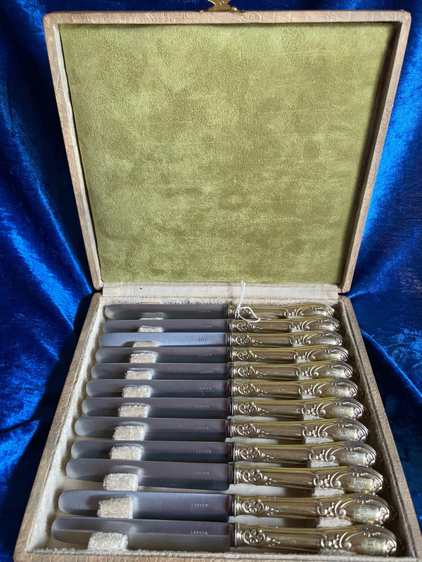 12 dessert knives.