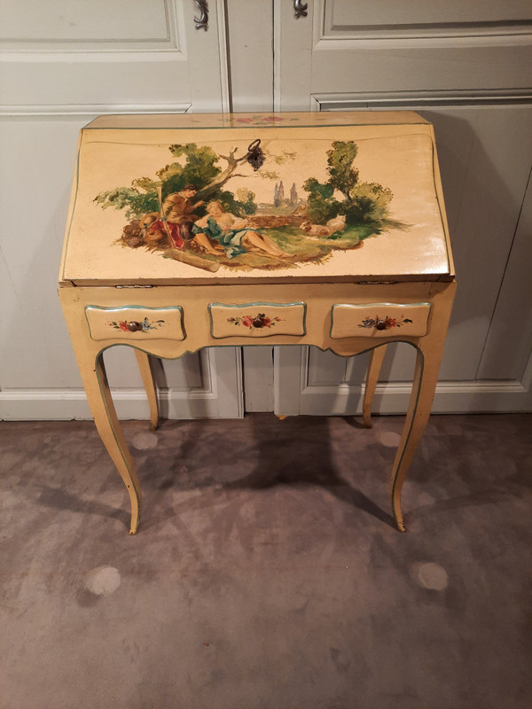 Bureau de pente de style Louis XV peint dans le goût du XVIIIème siècle.