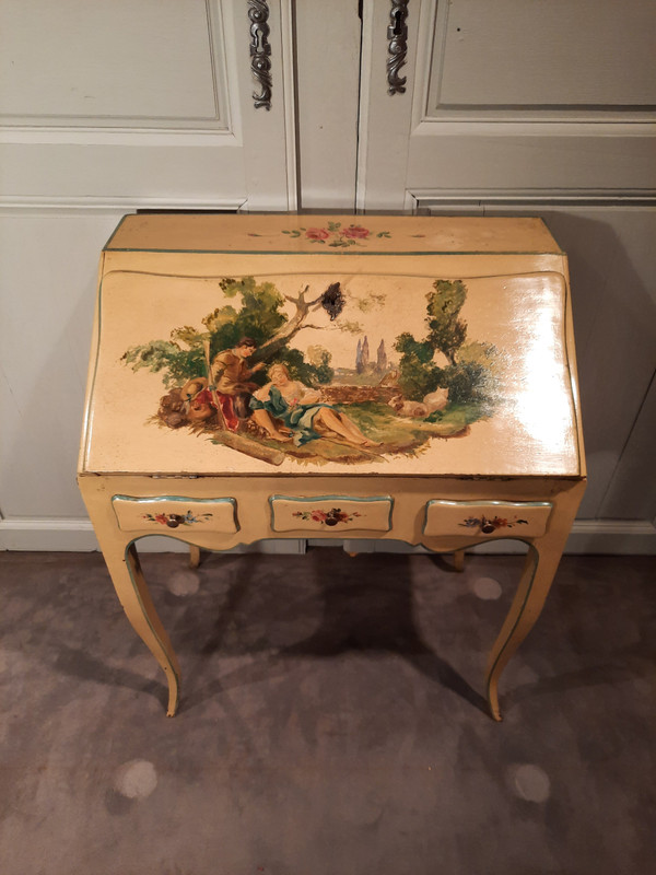Bureau de pente de style Louis XV peint dans le goût du XVIIIème siècle.