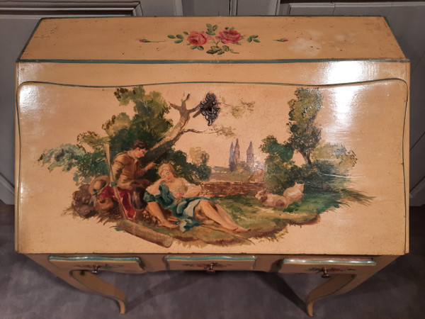 Bureau de pente de style Louis XV peint dans le goût du XVIIIème siècle.
