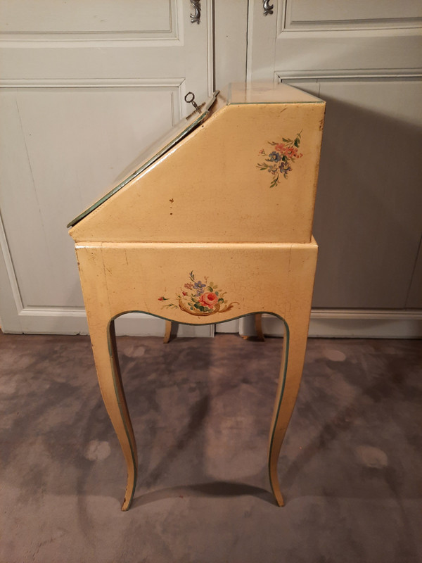Bureau de pente de style Louis XV peint dans le goût du XVIIIème siècle.