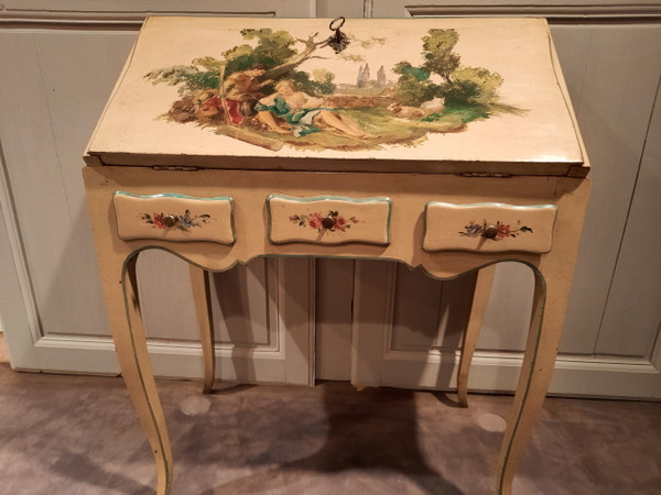 Bureau de pente de style Louis XV peint dans le goût du XVIIIème siècle.