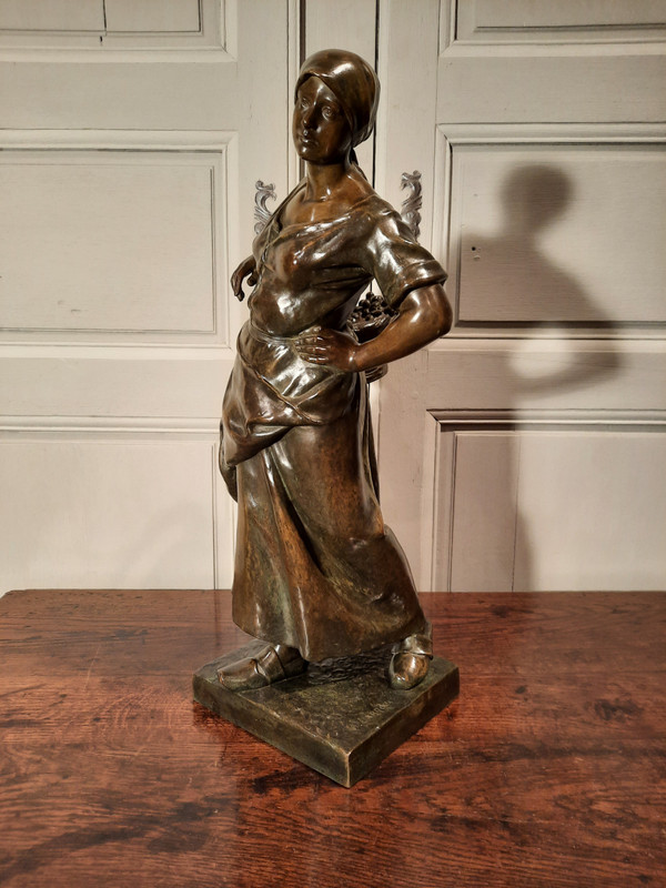Bronze représentant « La Vendangeuse » signé Antonin Larroux (1859-1937).