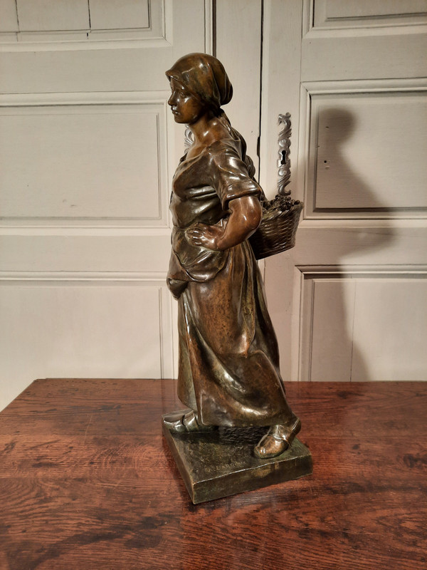 Bronze représentant « La Vendangeuse » signé Antonin Larroux (1859-1937).