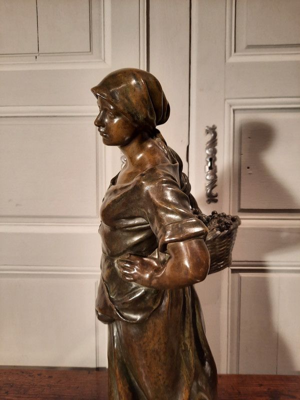 Bronze représentant « La Vendangeuse » signé Antonin Larroux (1859-1937).
