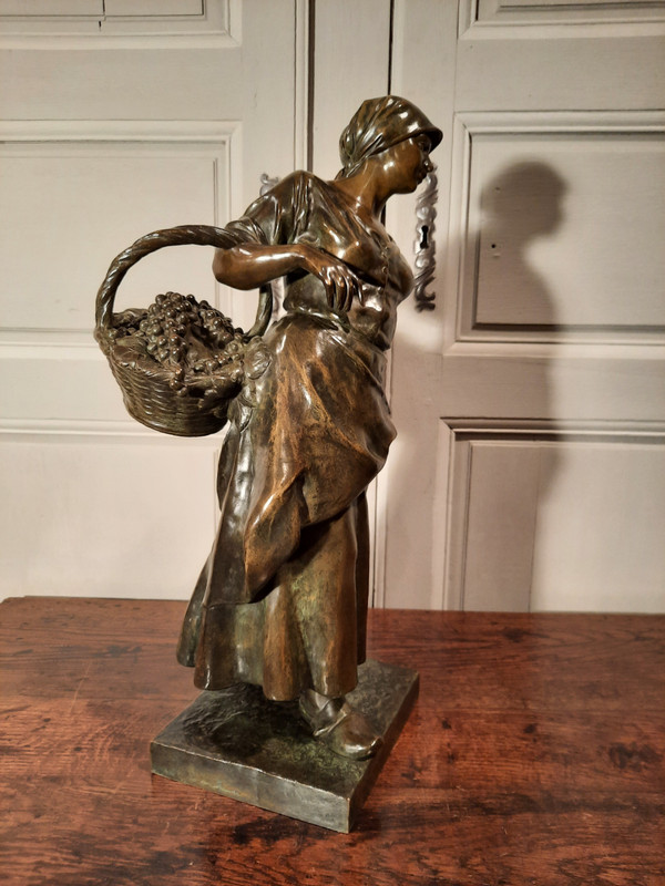 Bronze représentant « La Vendangeuse » signé Antonin Larroux (1859-1937).