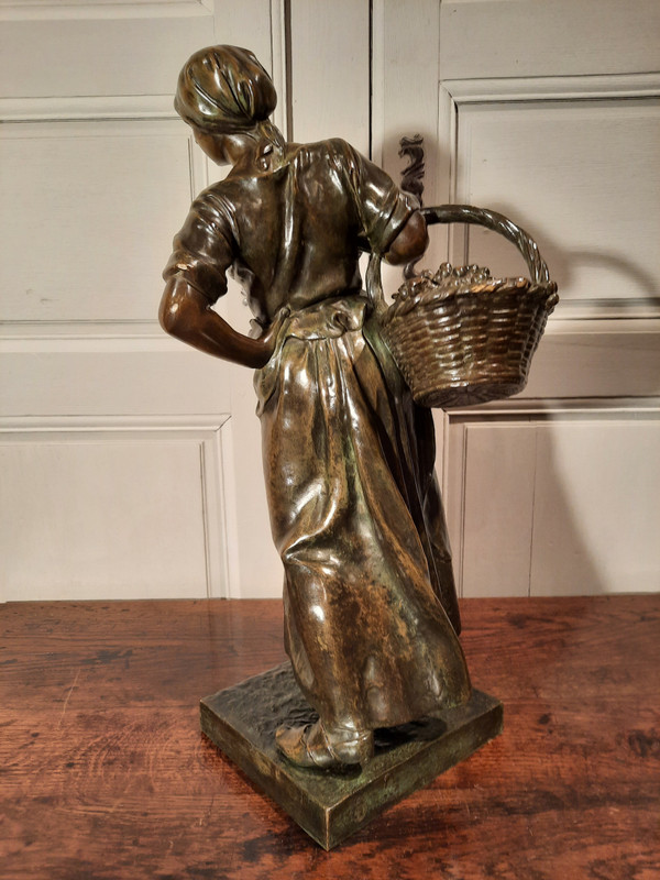 Bronze représentant « La Vendangeuse » signé Antonin Larroux (1859-1937).