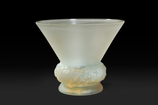 Discover the Magnificent PINSONS Vase by René Lalique 