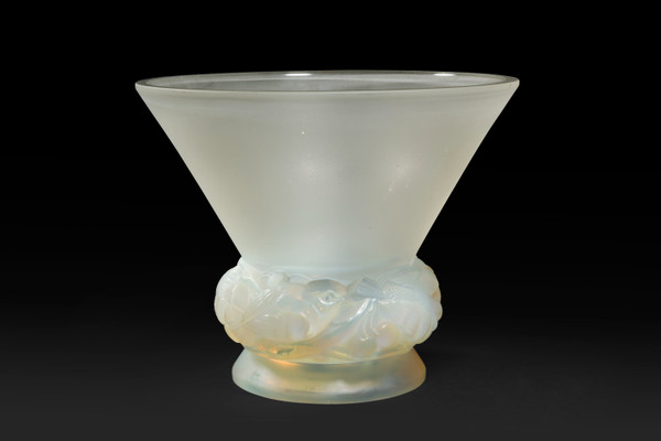 Discover the Magnificent PINSONS Vase by René Lalique 