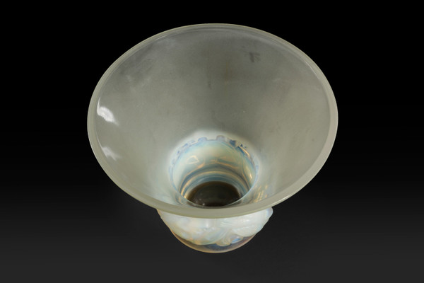 Discover the Magnificent PINSONS Vase by René Lalique 