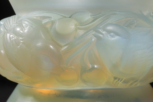Discover the Magnificent PINSONS Vase by René Lalique 