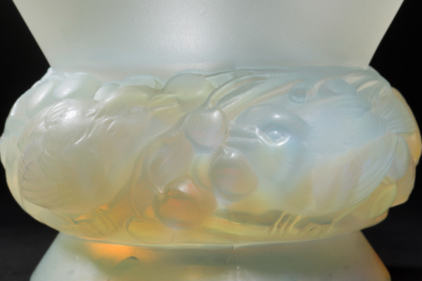 Discover the Magnificent PINSONS Vase by René Lalique 