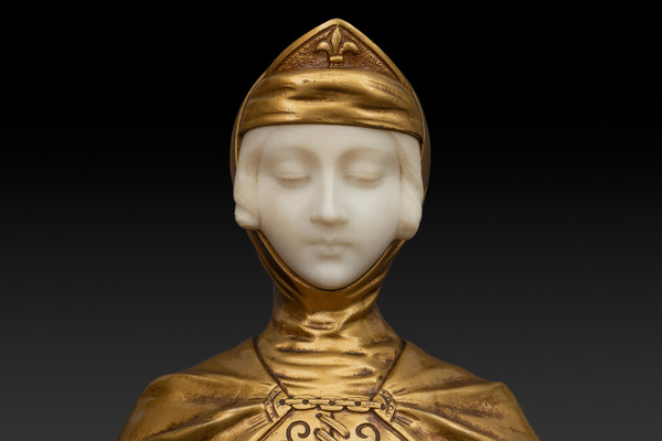 Busto in alabastro e bronzo dorato "GIOVANNA D'ARCO" (inizio del XX secolo) di G. VAN VAERENBERGH: