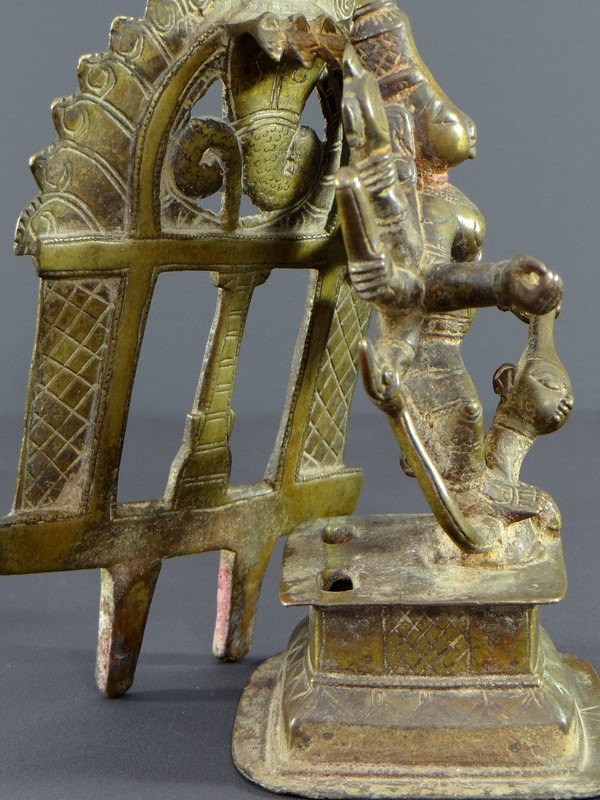 Indien, 17. Jahrhundert oder früher, Bronzegruppe, die die Göttin Durga darstellt.