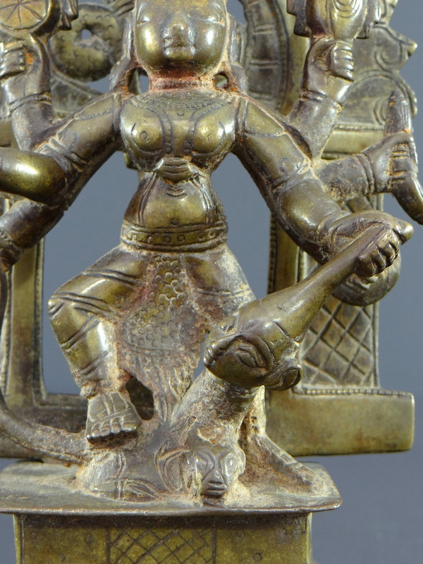Indien, 17. Jahrhundert oder früher, Bronzegruppe, die die Göttin Durga darstellt.