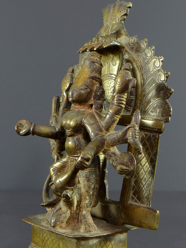 Indien, 17. Jahrhundert oder früher, Bronzegruppe, die die Göttin Durga darstellt.