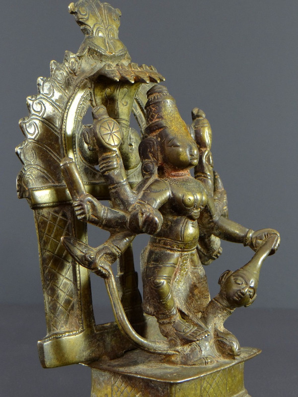 Indien, 17. Jahrhundert oder früher, Bronzegruppe, die die Göttin Durga darstellt.
