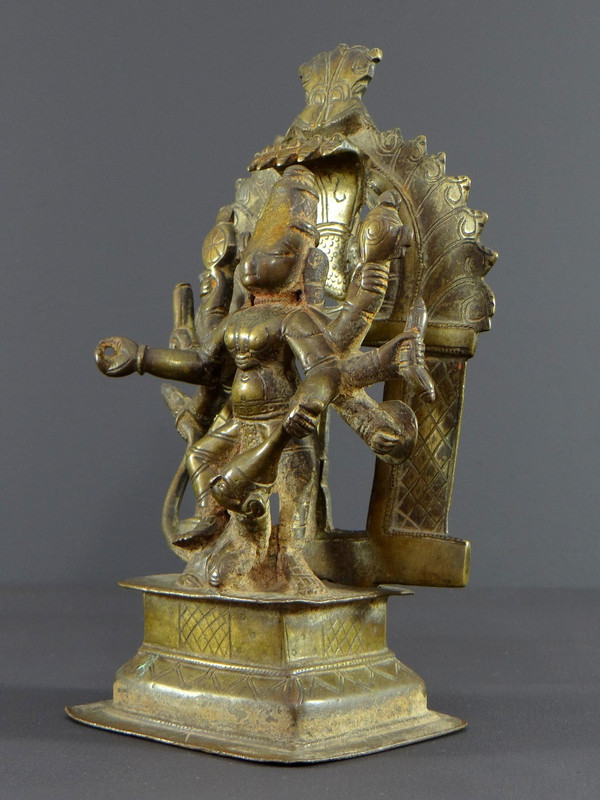 Indien, 17. Jahrhundert oder früher, Bronzegruppe, die die Göttin Durga darstellt.