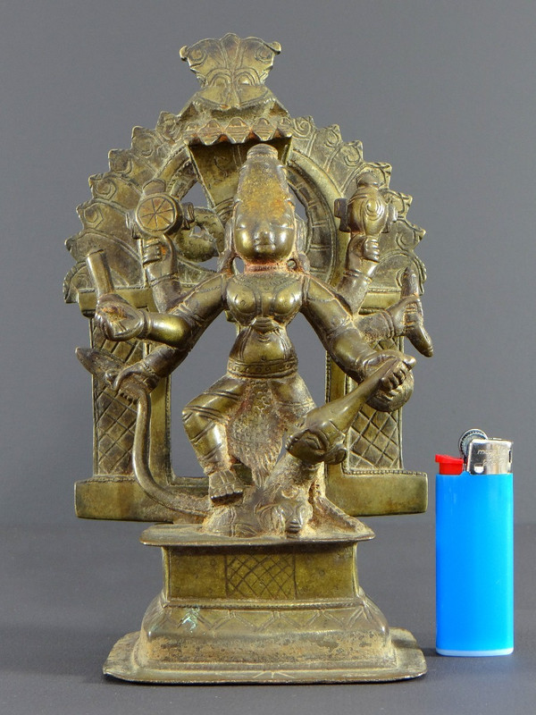 Indien, 17. Jahrhundert oder früher, Bronzegruppe, die die Göttin Durga darstellt.