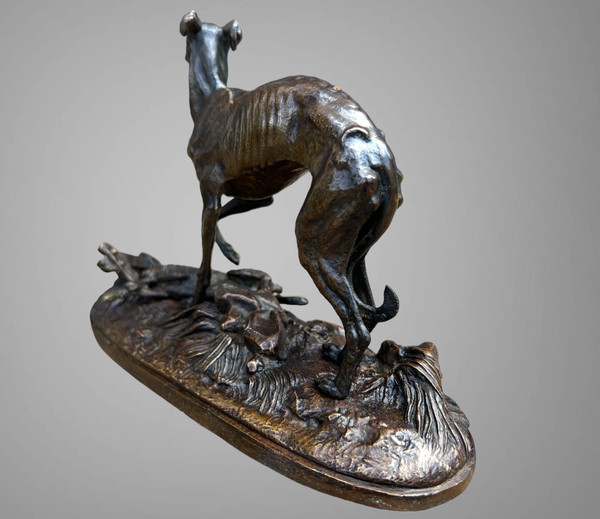 Bronze ancien du XIXe siècle patiné signé Beloc représentant un lévrier 