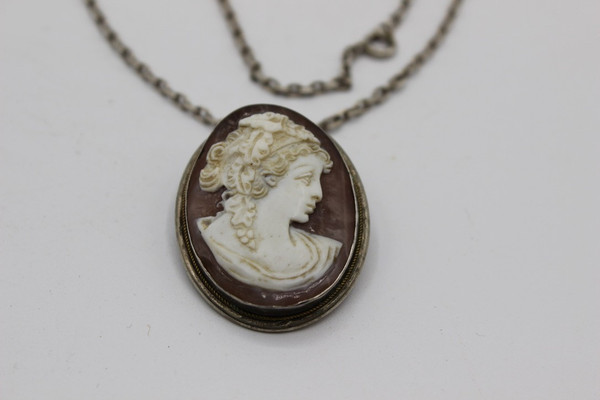 Spilla con cammeo con montatura in argento, 1900 circa