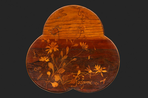 Guéridon Art Nouveau à plateau trilobé en marqueterie à décor de fleurs d’EMILE GALLE (1846 - 1904):