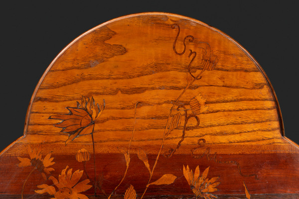 Guéridon Art Nouveau à plateau trilobé en marqueterie à décor de fleurs d’EMILE GALLE (1846 - 1904):
